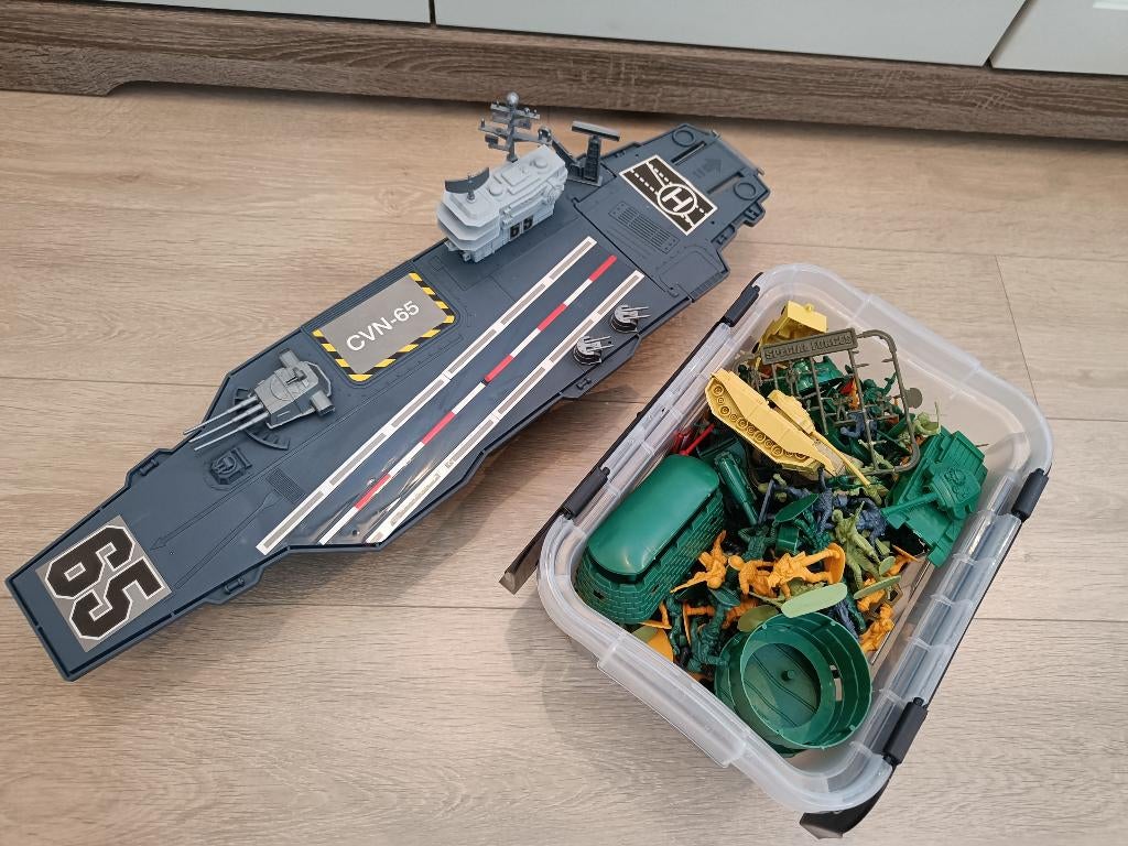 Vliegdekschip en soldaatjes, Ophalen of Verzenden, Zo goed als nieuw