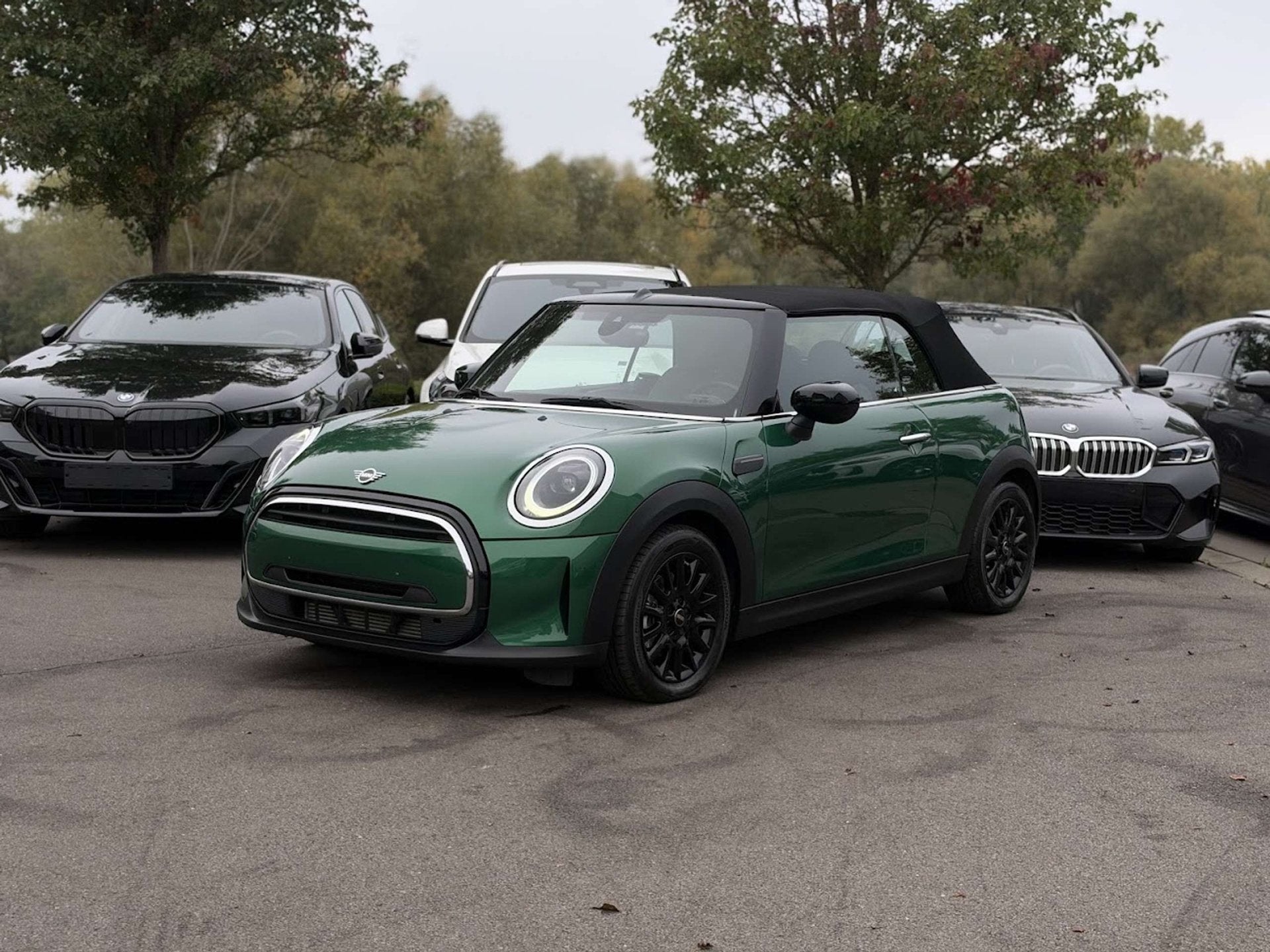 MINI Cooper Cabrio AUTOMAAT // CAMERA / CARPLAY / VERW ZETEL, 4 zetels, Gebruikt, Cabriolet, 136 pk