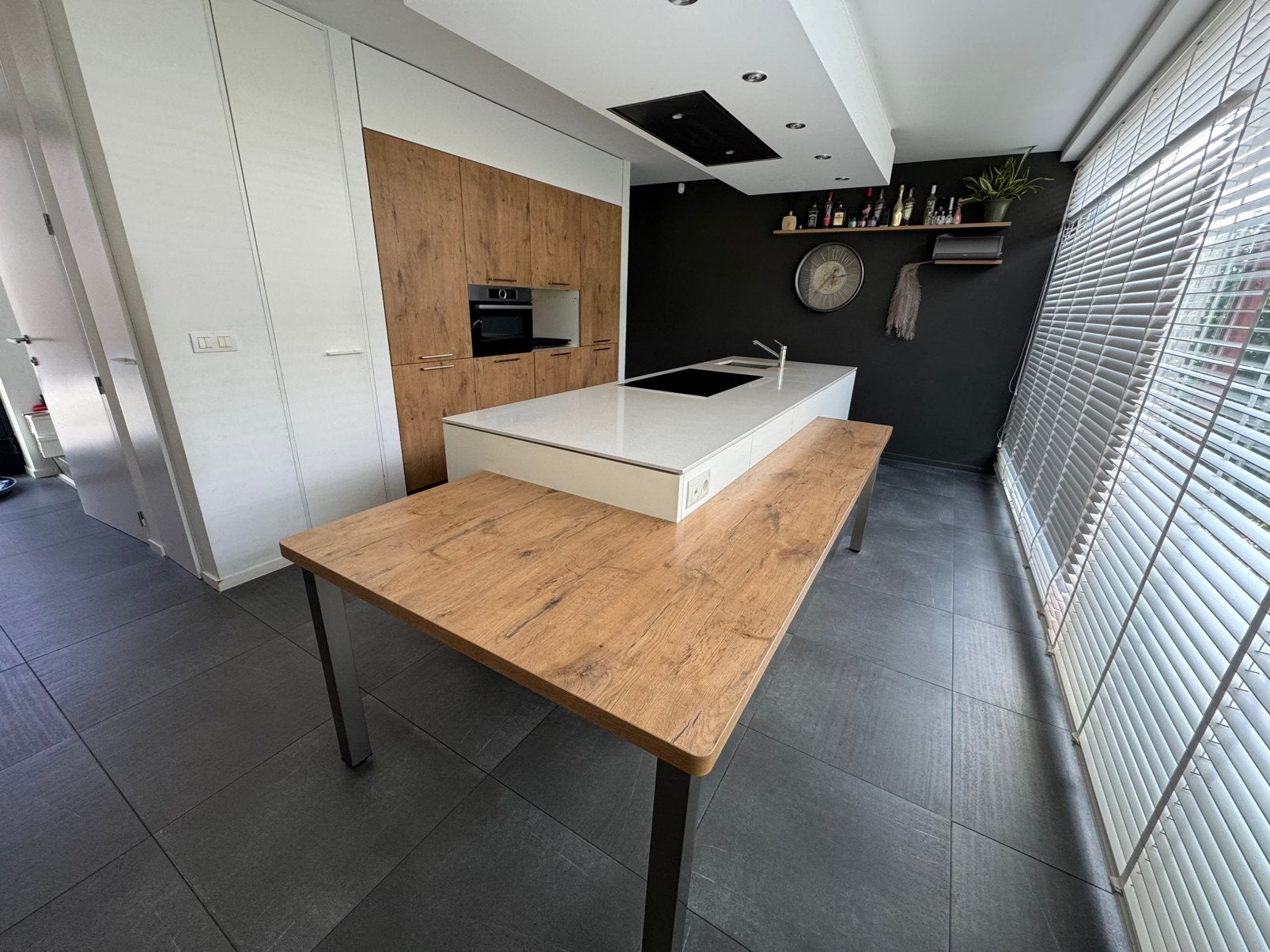 Keuken met eiland en toestellen, Huis en Inrichting, Ophalen, Gebruikt, Wit, Composiet