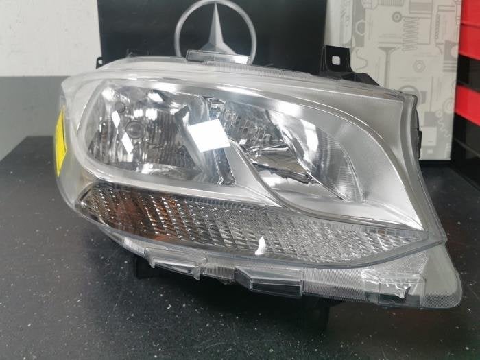 Koplamp rechts van een Mercedes Sprinter, -, Nieuw, Ophalen of Verzenden, -