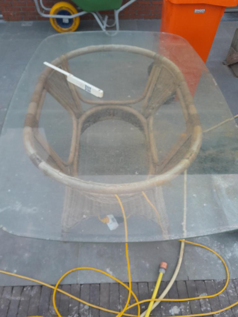 Glazen tafel met rieten onderstel, Ophalen