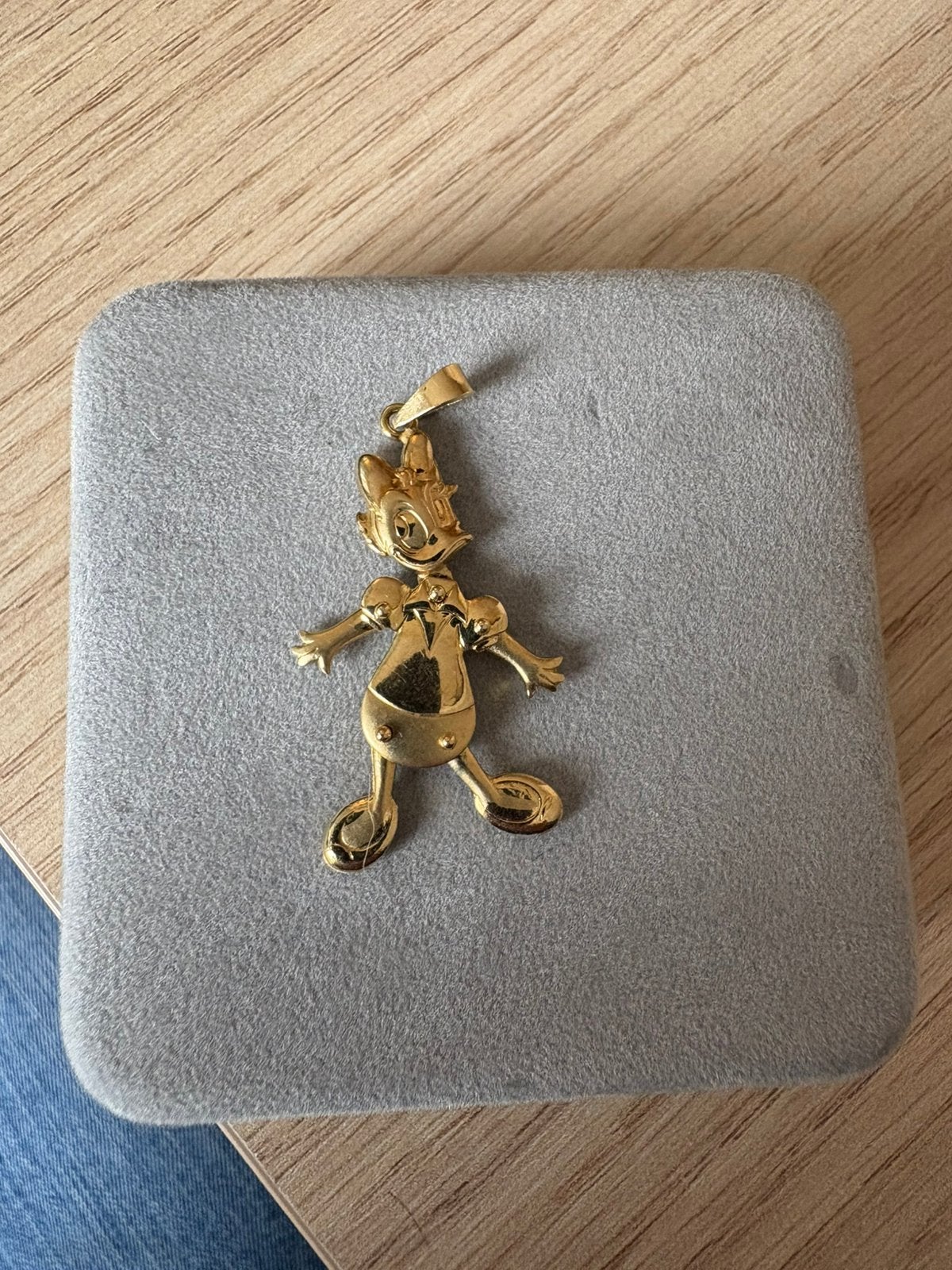 Pendentif en or disney Daisy, Bijoux, Sacs & Beauté, Pendentifs, Enlèvement ou Envoi, Comme neuf, Or, Or