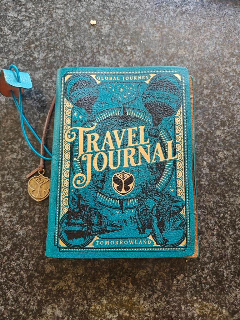 Tomorrowland 2024 Travel journal + 2 postkaarten, Ophalen, Zo goed als nieuw, Tomorrowland, Overige onderwerpen