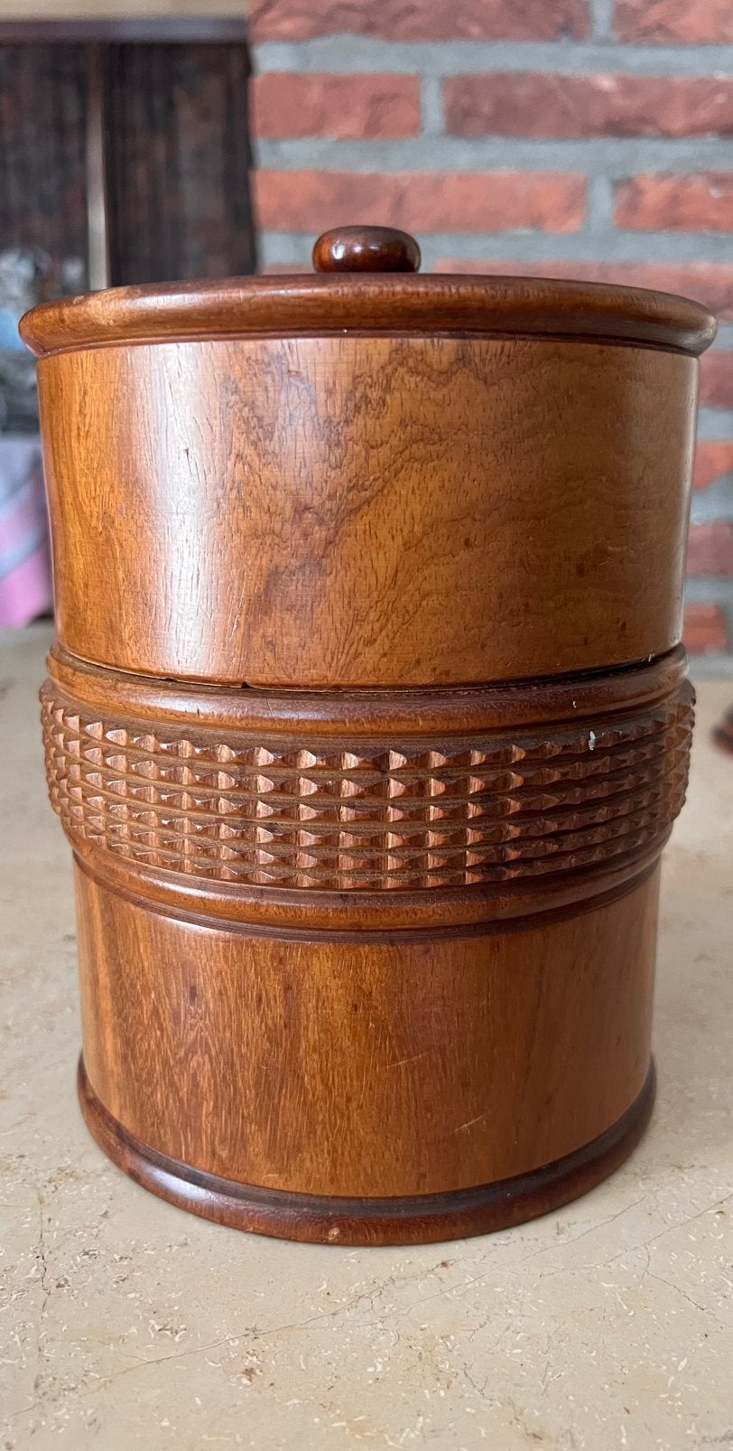 Vintage tabakspot /koekjestrommel – Mid-century houtsnijwerk, Ophalen