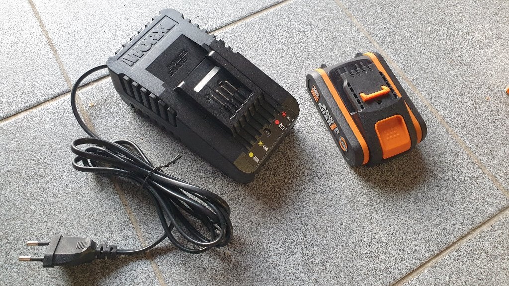 Nouveau chargeur de Worx + batterie gratuite de 2,0 Ah, Enlèvement ou Envoi, Neuf, Moins de 400 watts, Foreuse et Perceuse