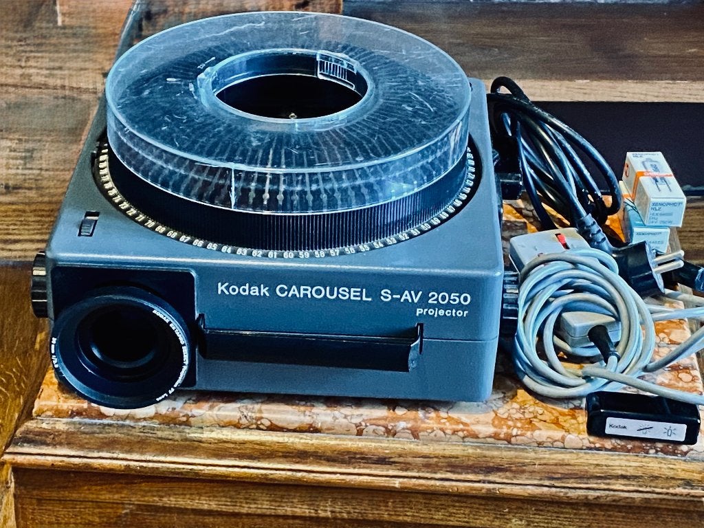 Projecteur Dias CAROUSEL KODAK S-AV 2050, TV, Hi-fi & Vidéo, Projecteurs dias, Enlèvement ou Envoi, Utilisé