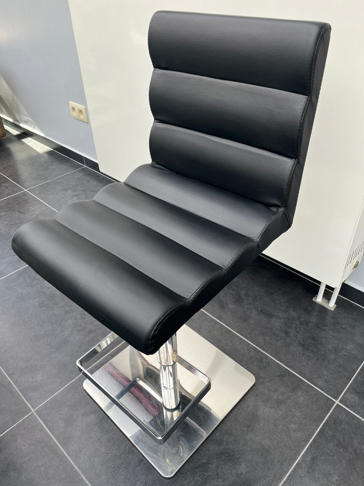 Chaise haute en cuir, Enlèvement