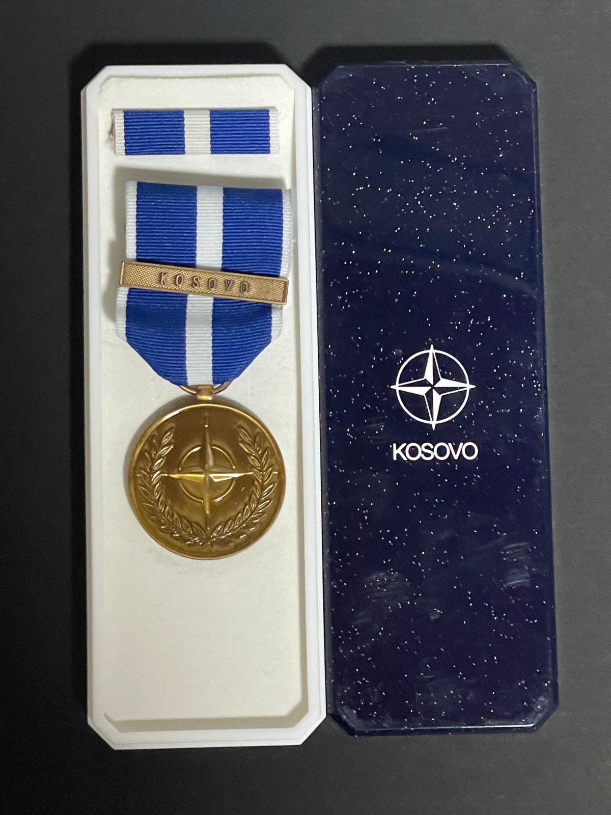 Médaille de l'OTAN KOSOVO— boucle, matraque et étui, Enlèvement ou Envoi