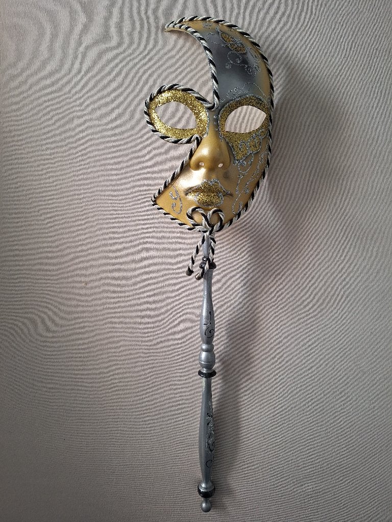 Masque vénitien en lorgnette, Enlèvement ou Envoi