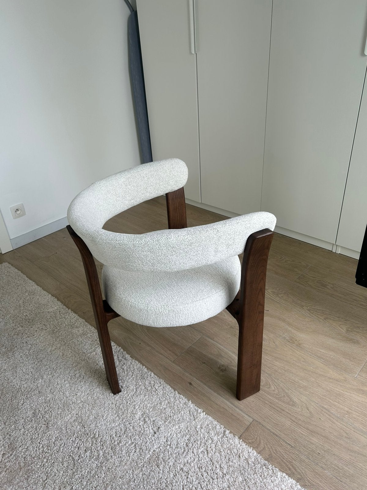 ‼️ NIEUW–Usuals Design Eetkamerstoelen|Donker Hout & Bouclé, Huis en Inrichting, Stoelen, Ophalen, Nieuw