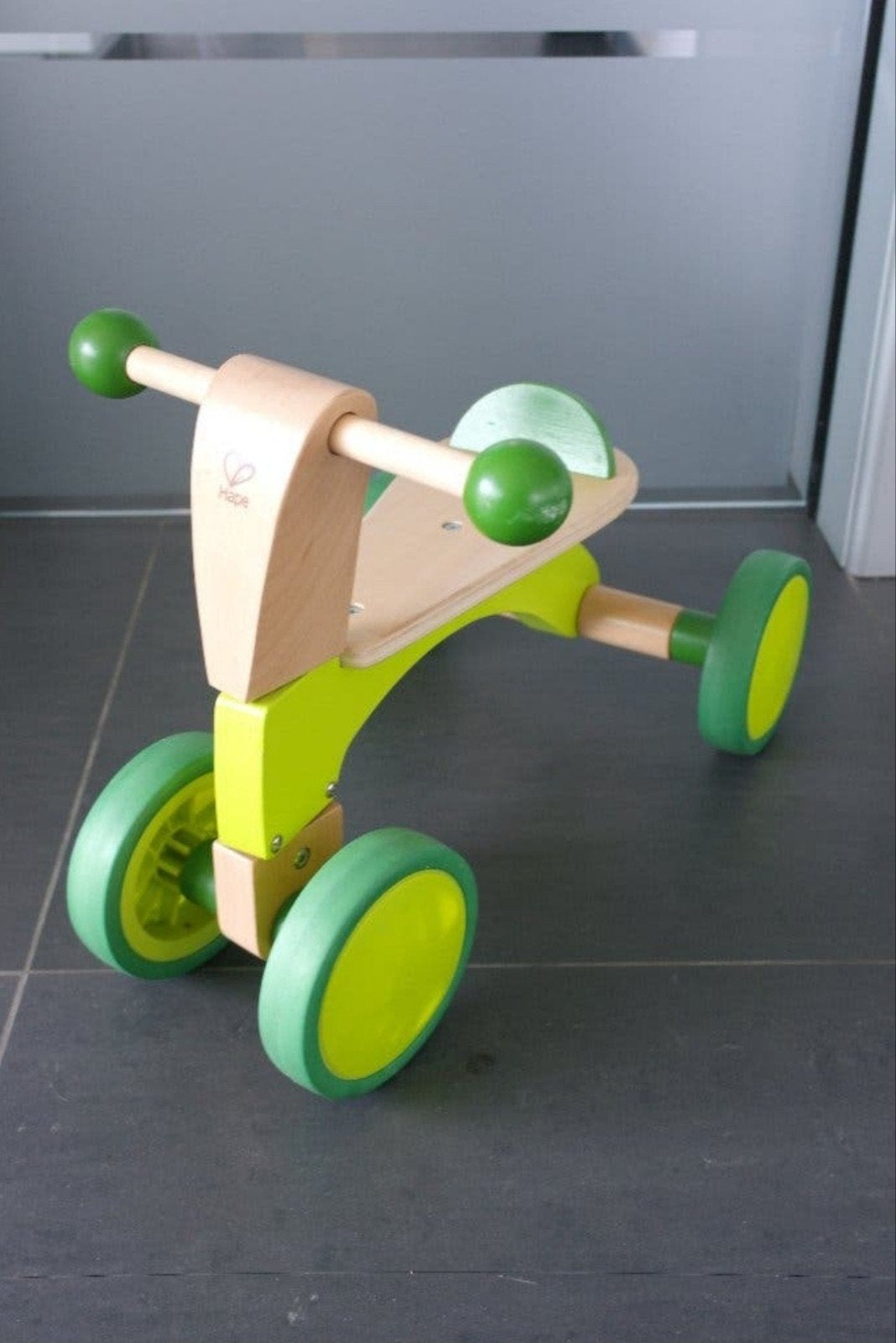 driewieler in hout hape scoot around
loopfiets met 4 wielen, Kinderen en Baby's, Ophalen, Zo goed als nieuw, Loopfiets