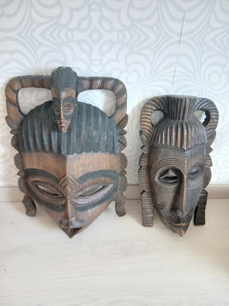 Duo van 2 maskers in hout., Ophalen