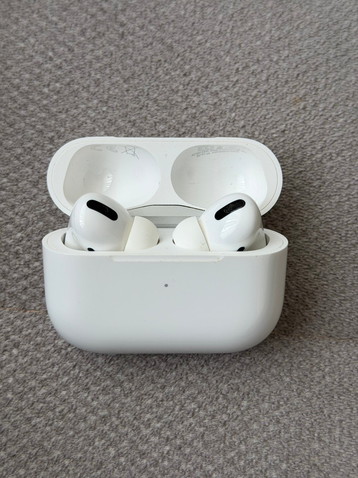 Airpods (présente un défaut), Télécoms, Enlèvement ou Envoi, Apple, Utilisé, Blanc