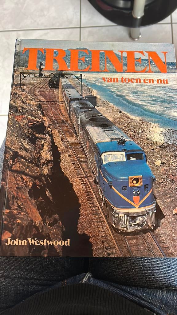 Boek ‘Treinen van toen en nu’, Boeken, Ophalen, Zo goed als nieuw