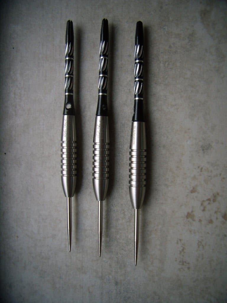 John Lowe 23 gr., Envoi, Comme neuf, Fléchettes