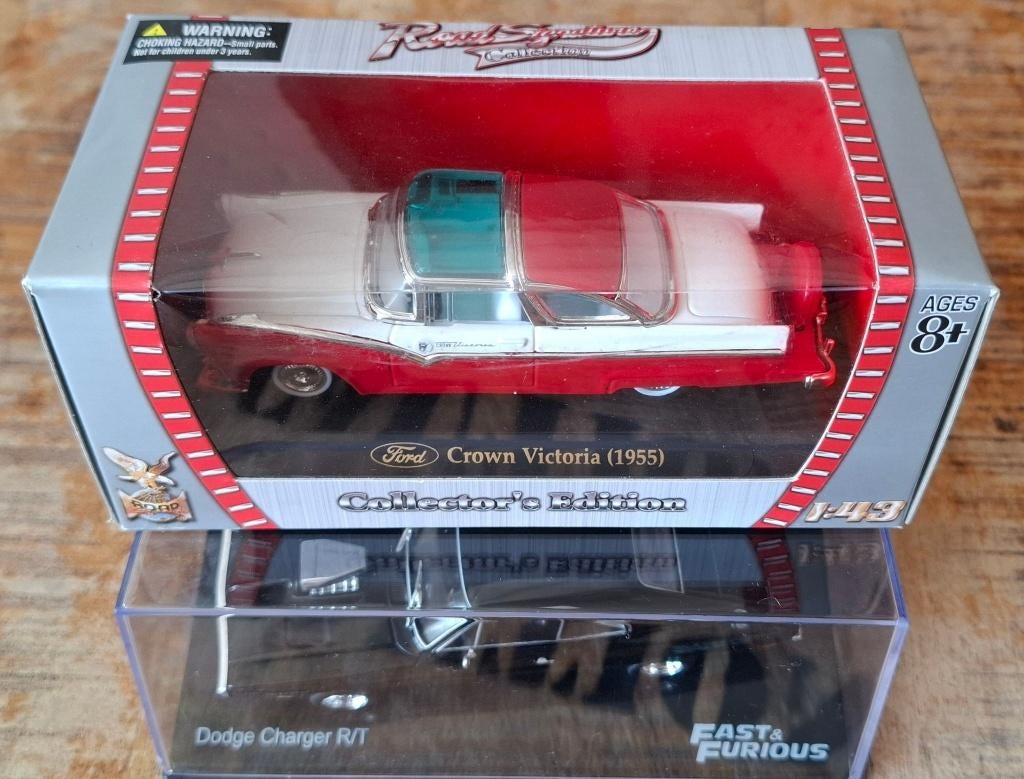 LOT 2 Autos Américaines FORD 1955 + DODGE 1970 1/43 UH NEUF, Enlèvement ou Envoi, Neuf, Voiture, Universal Hobbies