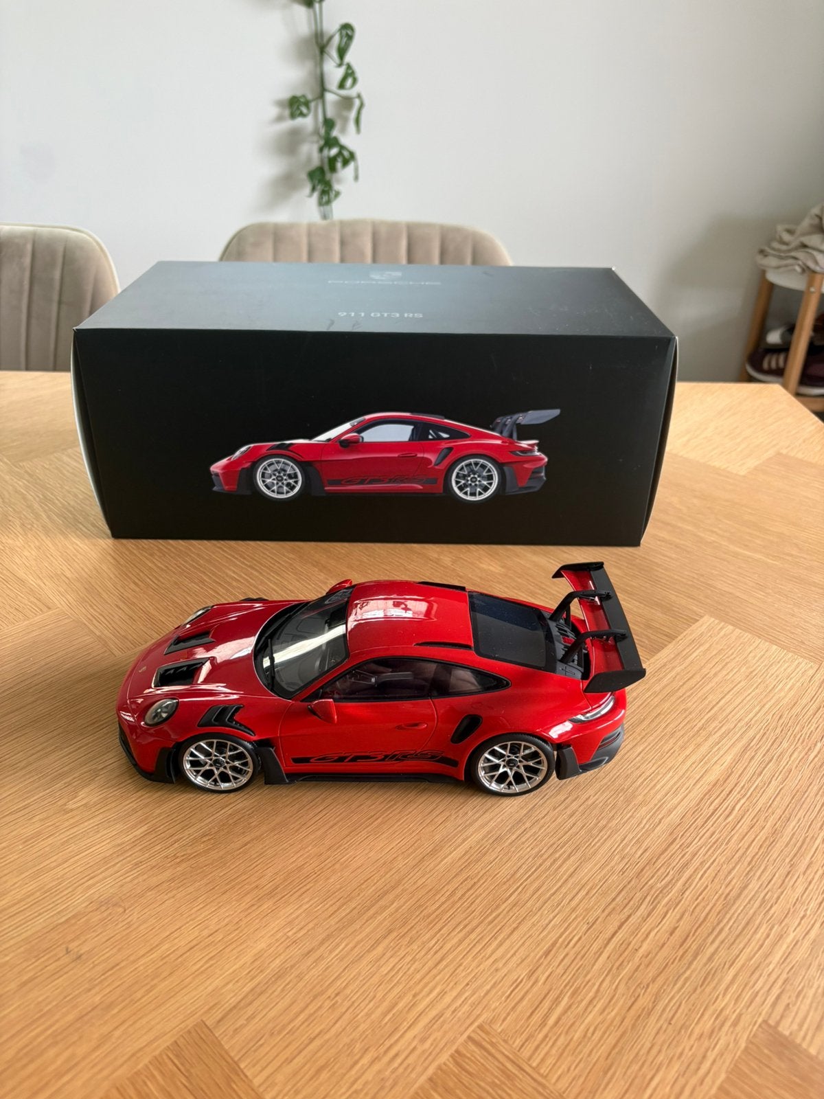 Spark Dealer Edition 1:18 Porsche GT3 RS (992) Guards Red, Enlèvement, Comme neuf