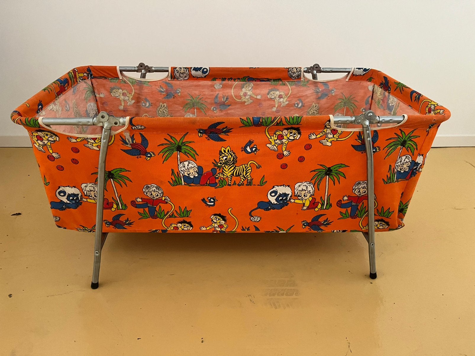 Vintage jaren 70 opvouwbaar reisbedje / wieg –jungleprint, Verzamelen, Ophalen
