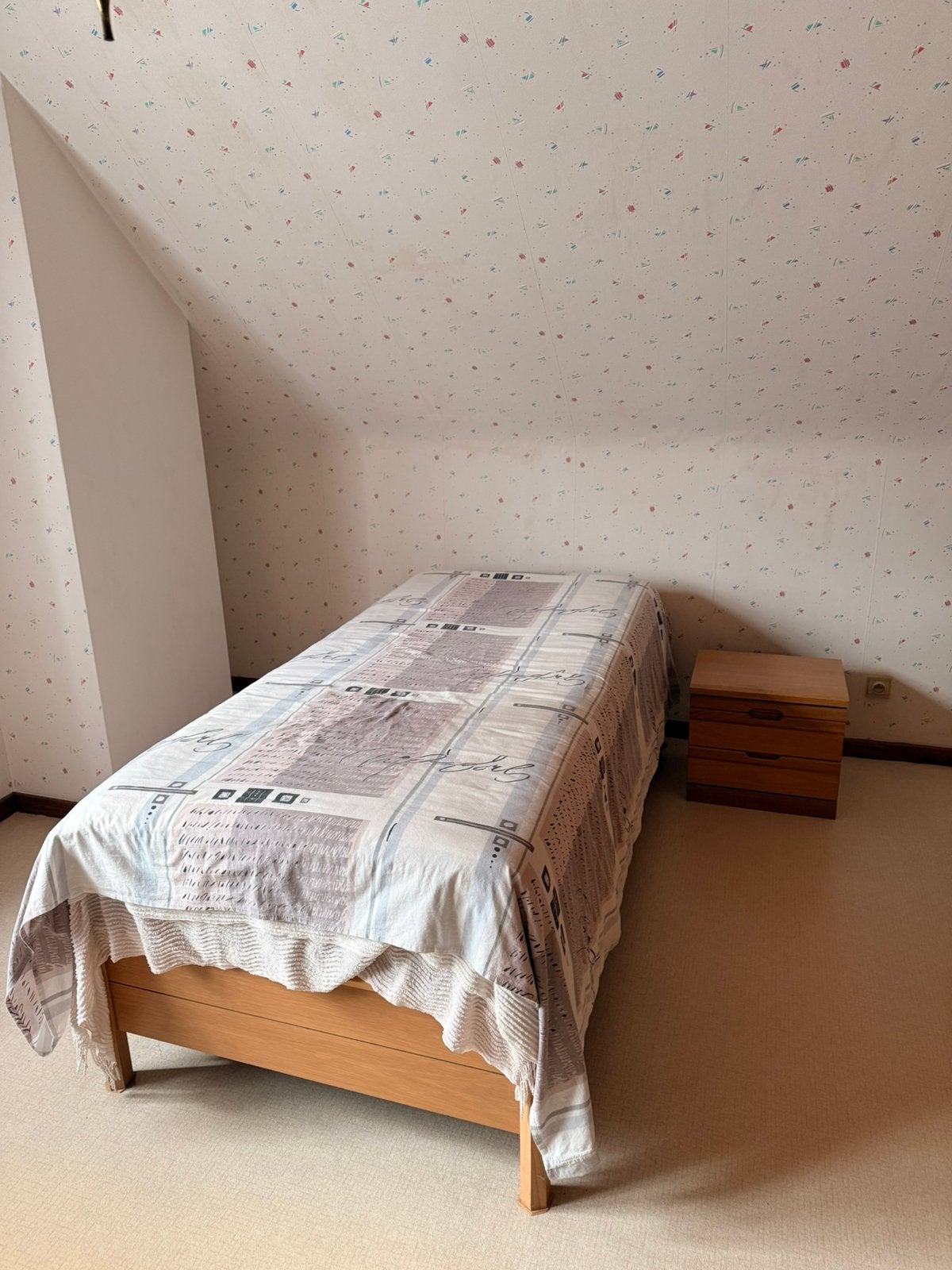 Eenpersoonsbed + matras + nachtkastje, Huis en Inrichting, Slaapkamer | Bedden, Ophalen, Zo goed als nieuw