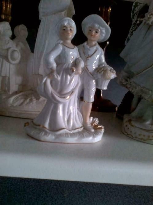 Porseleinen beeldjes, 16 cm hoog; prijs 8 euro.
Beeldje op b, Antiek en Kunst, Ophalen
