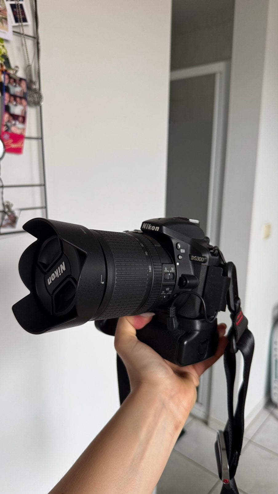 Nikon D5300 + 18-140mm lens + battery grip, Gebruikt, Draagriem, Ophalen of Verzenden, Nikon
