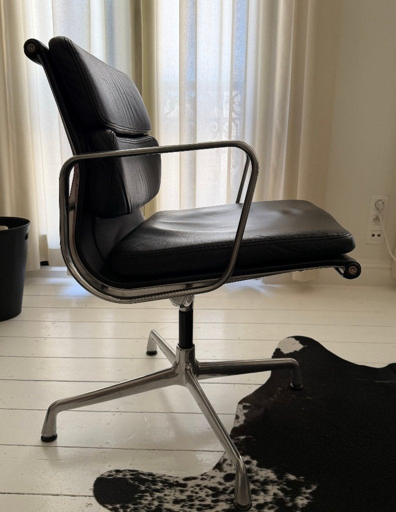 (Gereserveerd) Originele Eames softpad chairs (2 stuks), Ophalen, Zo goed als nieuw, Zwart, Bureaustoel