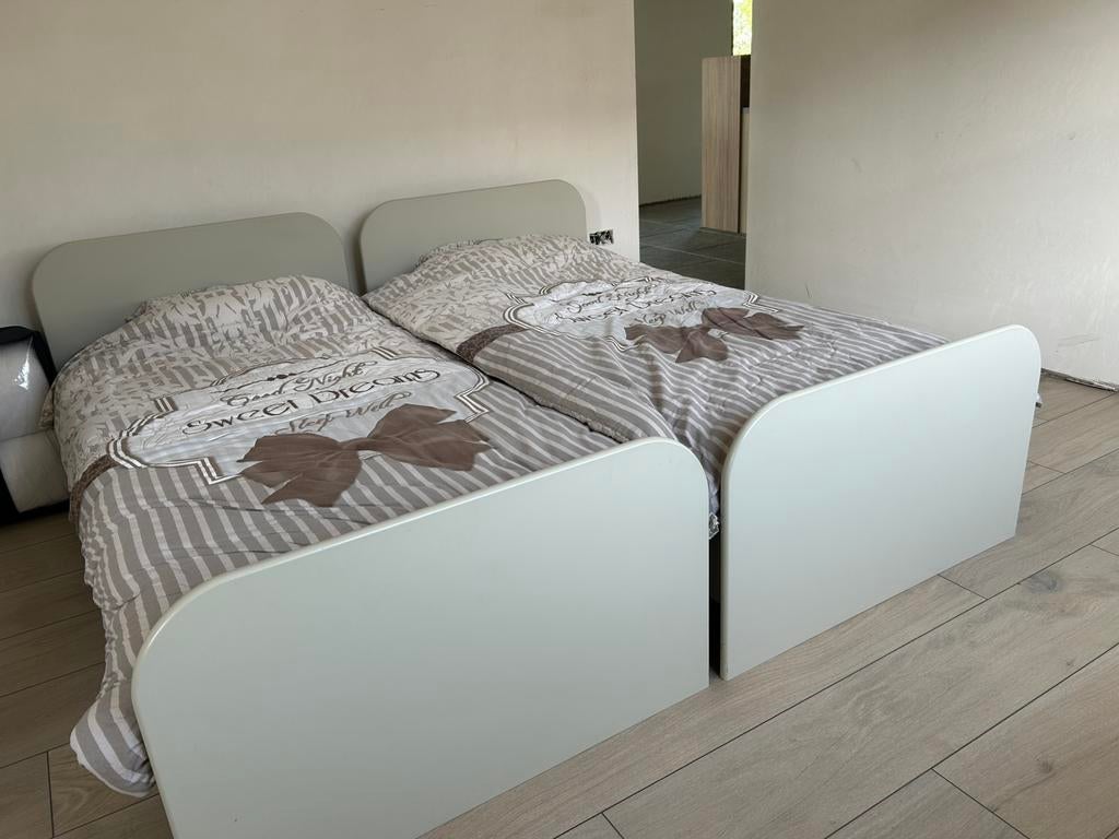 TE KOOP  EENPERSOONSBED MET MATRAS EN LATTEBODEM  2x, Ophalen, Zo goed als nieuw