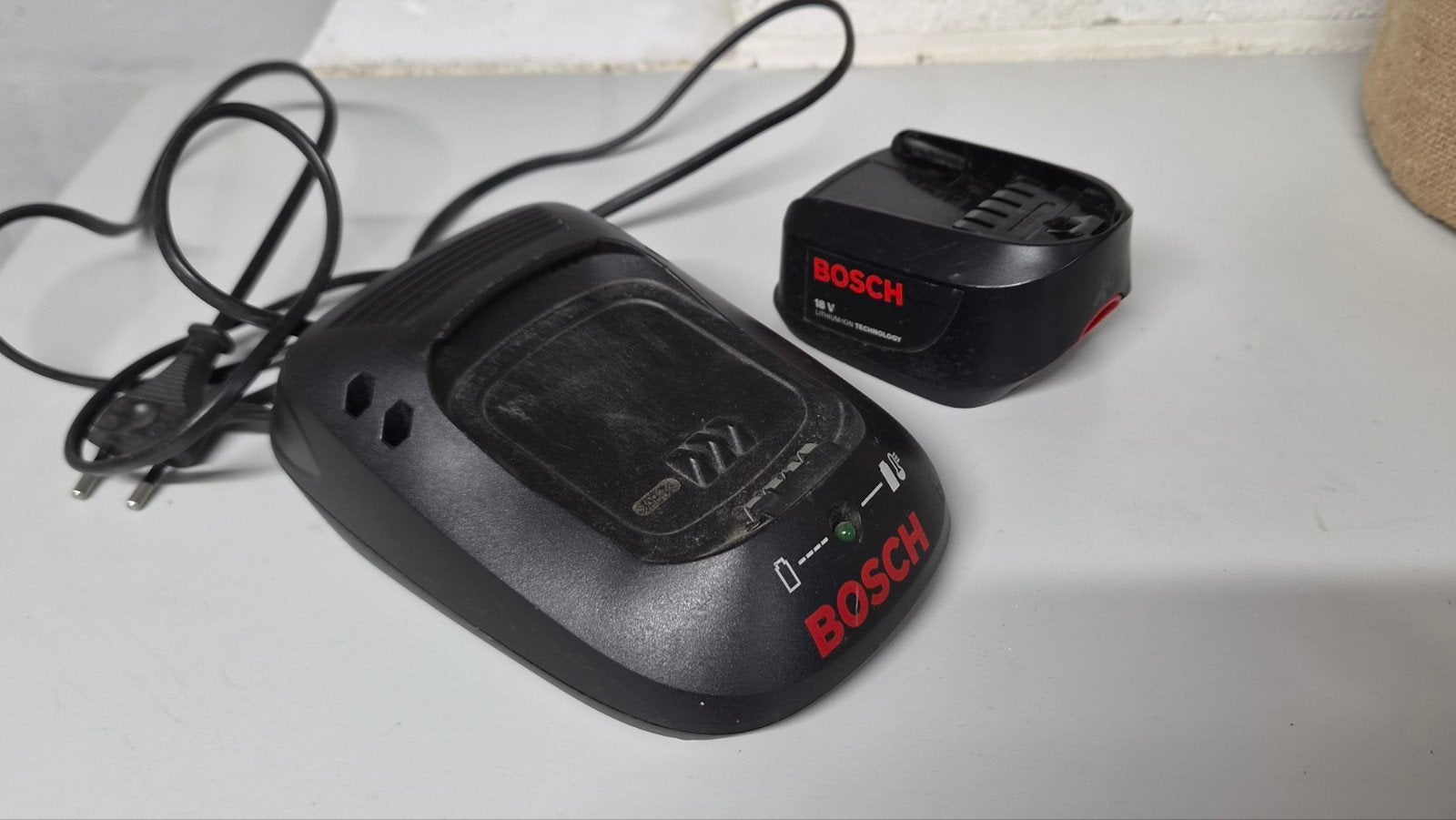 Chargeur et batterie Li-ion 18 V Bosch, Bricolage & Construction, Enlèvement ou Envoi, Utilisé