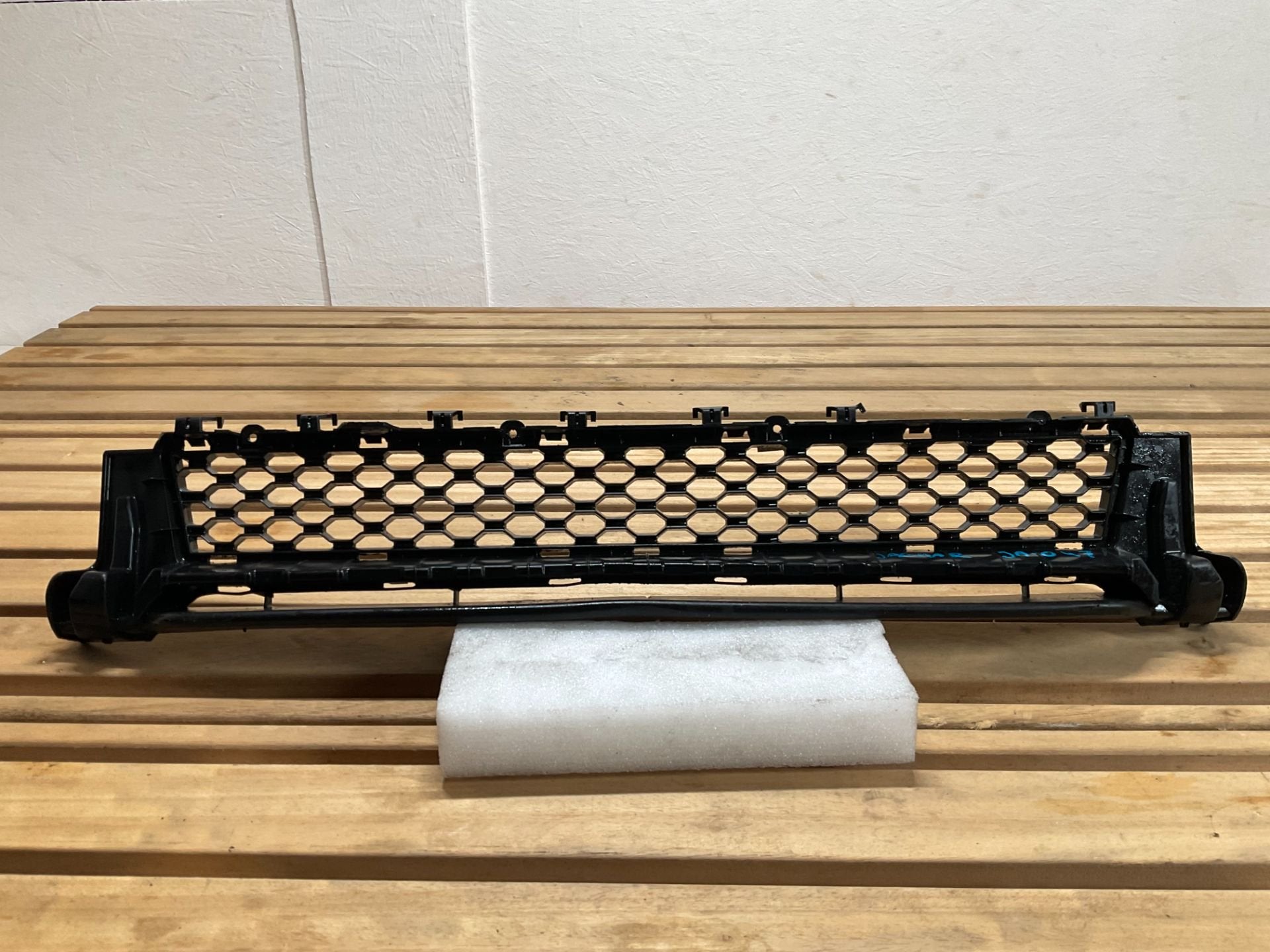 Bumper Grill Jaguar XE X760 15 GX7317H750AA Bumper rooster, Auto-onderdelen, Gebruikt, Dpoffice@jaguarlandrover.com, Abbey Road, Whitley 1
CV3 4LF  Coventry