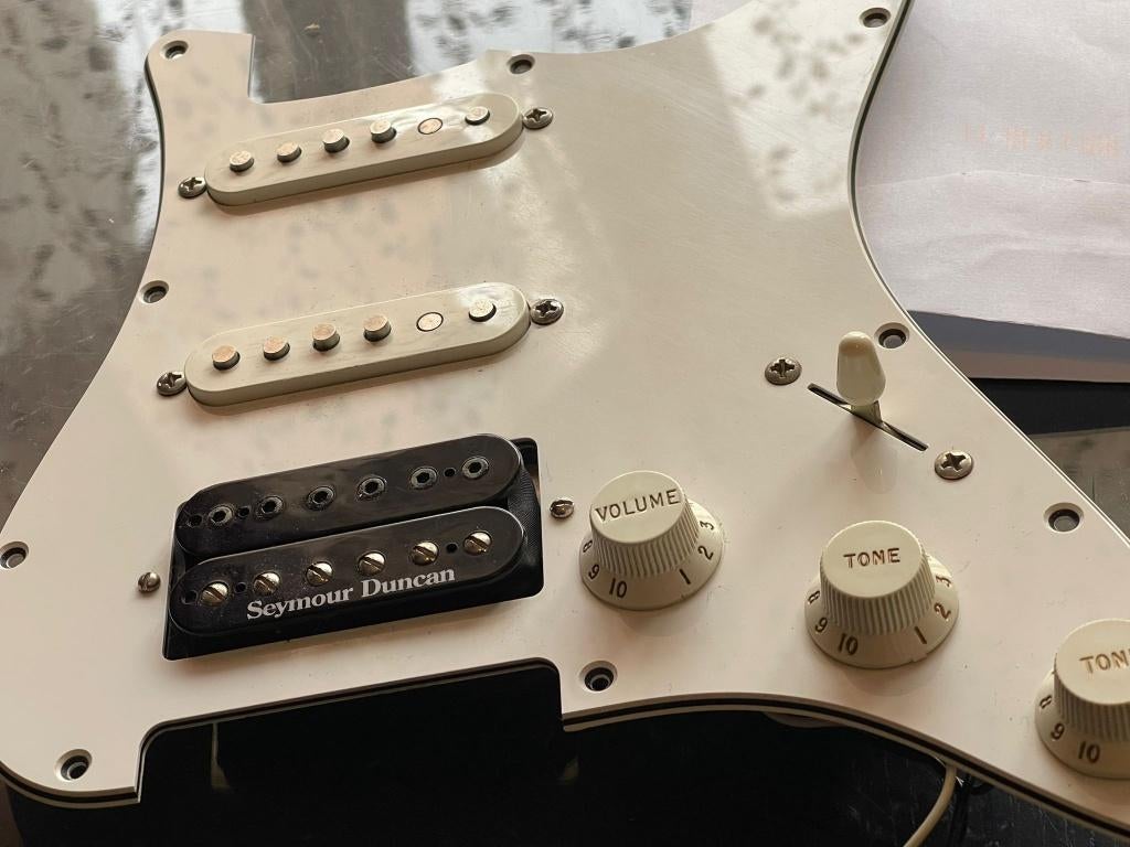 De FENDER... Pickguard entièrement chargé, Musique & Instruments, Enlèvement, Utilisé