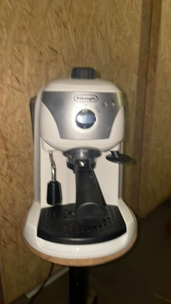 Te koop Koffie/expresso machine Delonghi, Réservoir d'eau amovible, Comme neuf, Dosettes et capsules de café, Machine à espresso