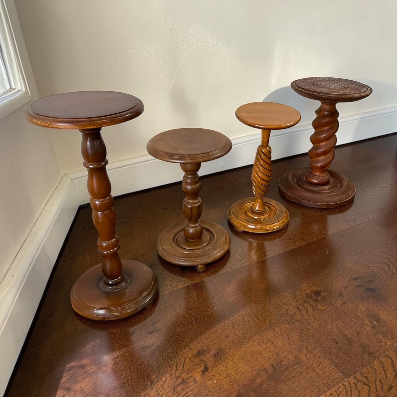 Vintage ronde  houten bijzettafel / sidetable / staander, Huis en Inrichting, Woonaccessoires | Zuilen en Pilaren, Ophalen, Gebruikt