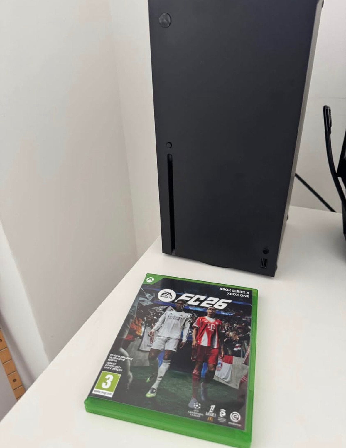 Xbox Series X - 2 manettes - FC26 + AC Black Flag resynced, Consoles de jeu & Jeux vidéo, Enlèvement, Comme neuf