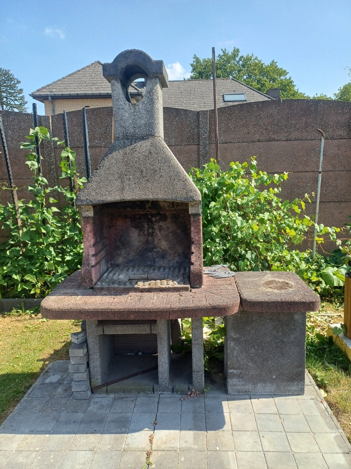 Betonnen barbecue, Ophalen