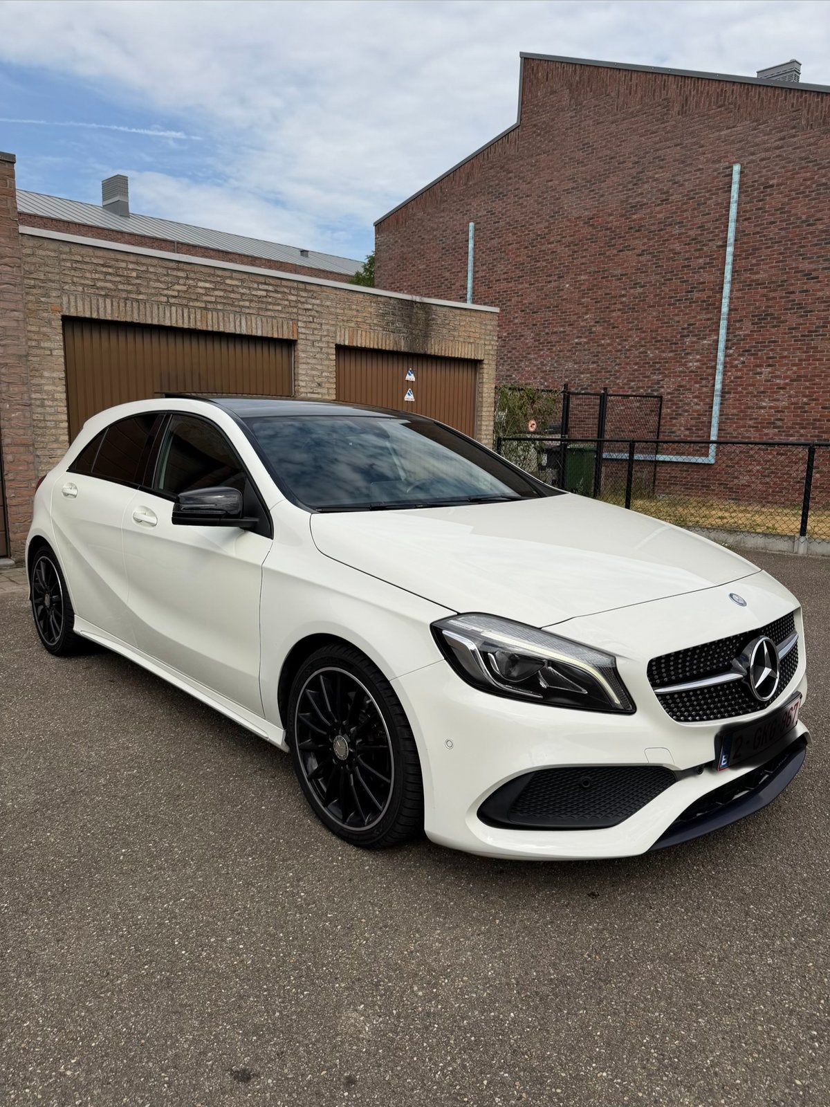 Mercedes A220 4-matic Amg Line !, Auto's, Automaat, Leder en Stof, Wit, Parkeerassistent