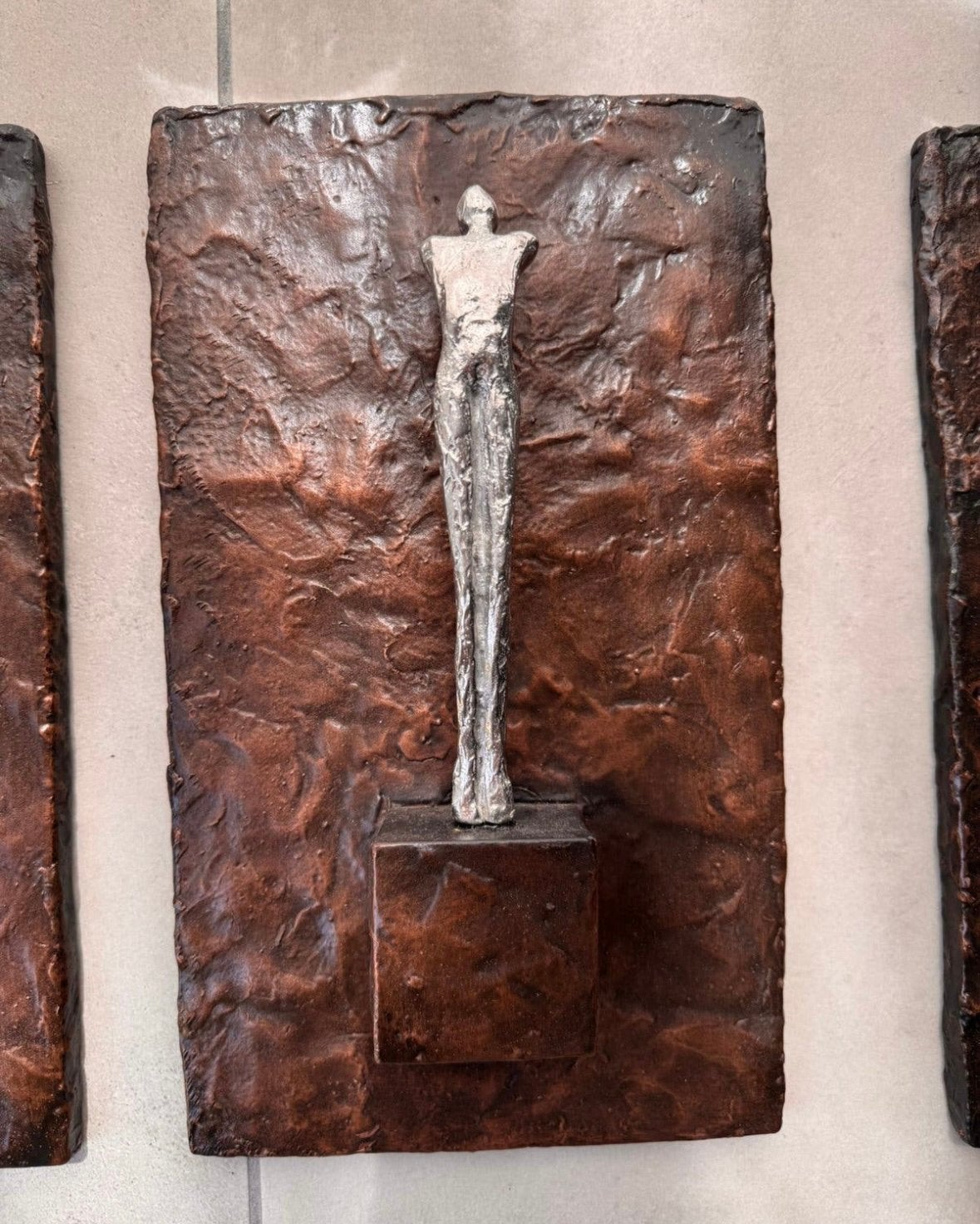 Drie beelden wanddecoratie verbronsd, Ophalen, Wanddecoratie