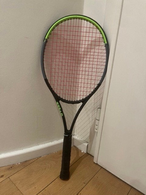 Te koop: Wilson Blade 104 tennisracket, Sports & Fitness, Tennis, Utilisé, Raquette, Wilson, L3, Enlèvement ou Envoi