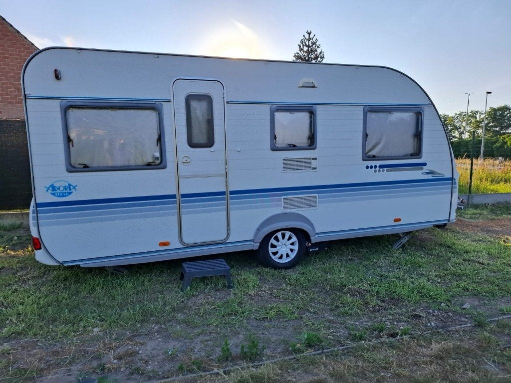 caravan, Caravanes & Camping, Caravanes, Particulier, jusqu'à 4, 1000 - 1250 kg, Banquette en rond, Adria, 2 lits séparés, 5 à 6 mètres