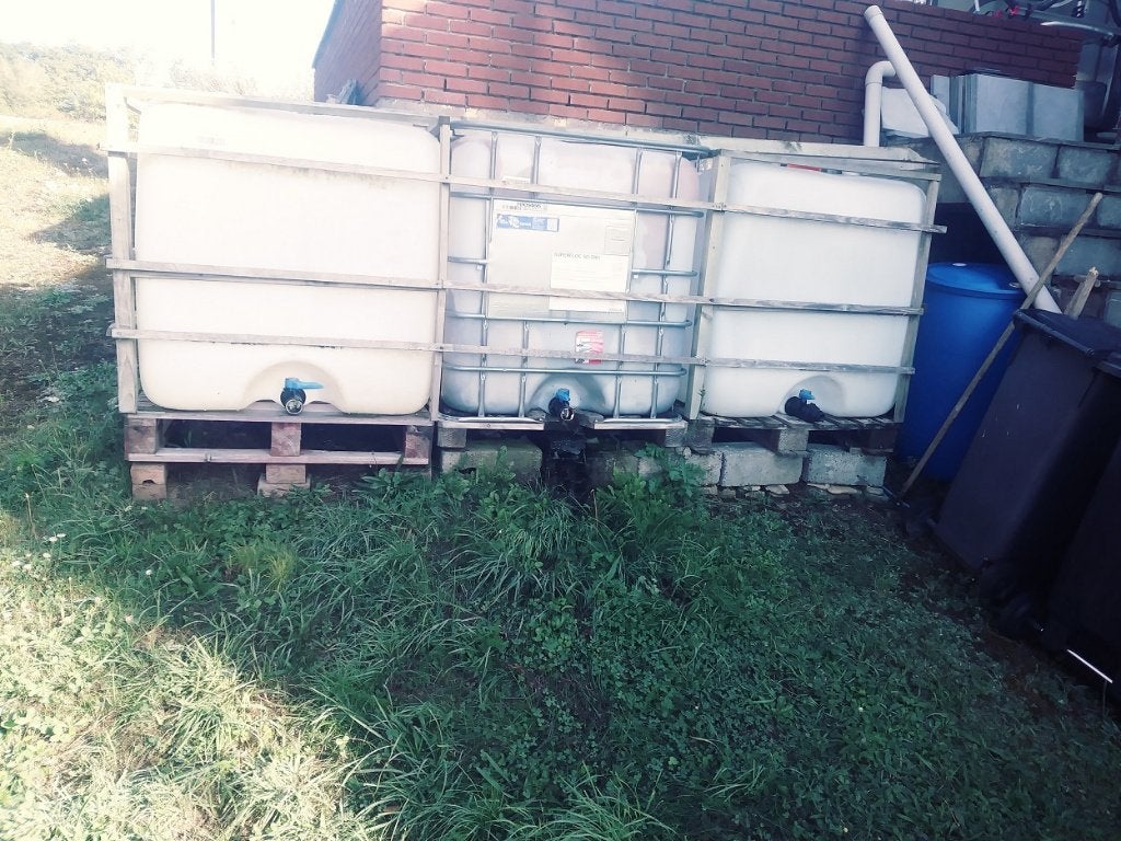 3 Cuves eaux de pluie de 1000 litres sur palettes, Jardin & Terrasse, Enlèvement, Utilisé, Autres matériaux, Avec robinet