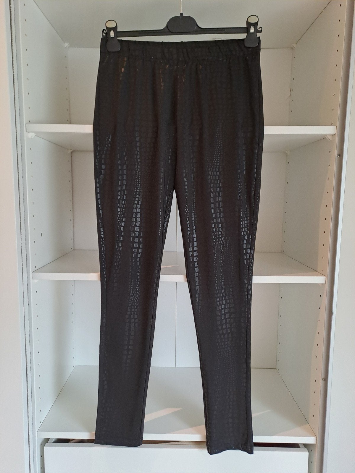 Mt M Zwarte legging met reptielschubben, Legging, Only, Enlèvement ou Envoi, Taille 40/42 (M)