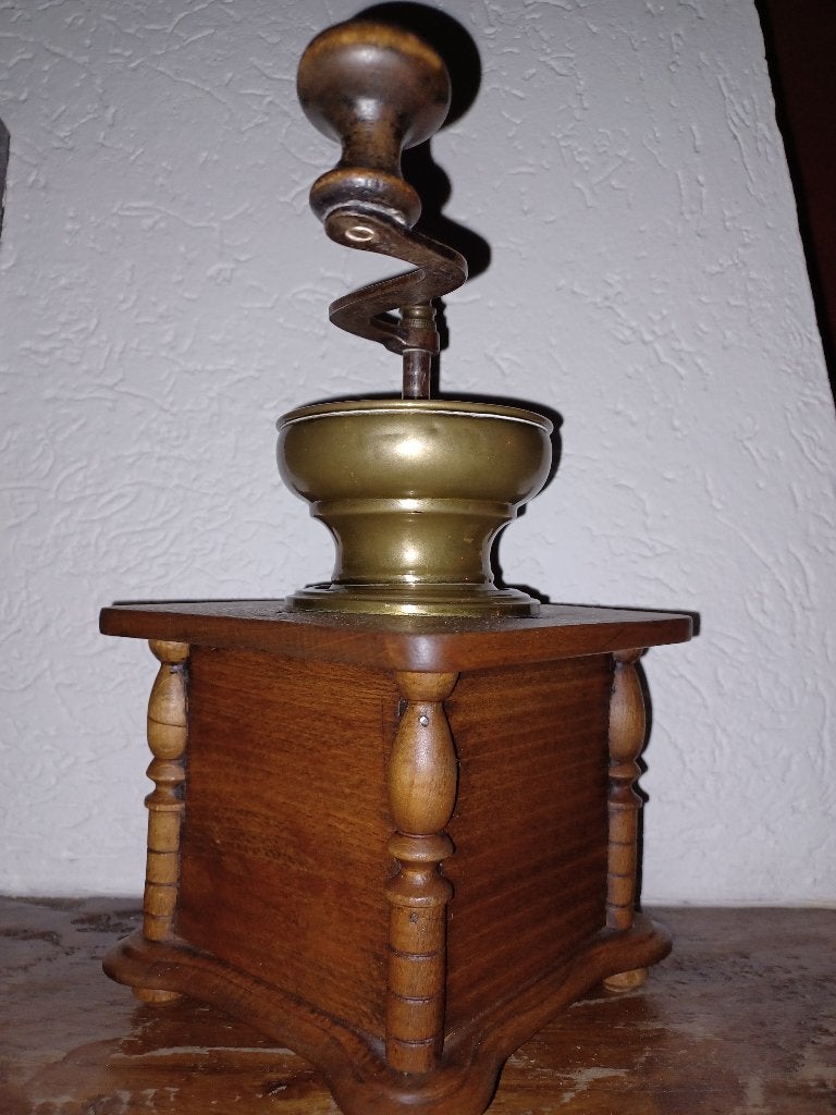 Antieke koffiemolen, Ophalen
