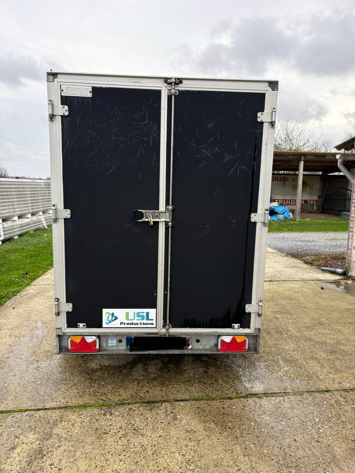 Saris gesloten aanhangwagen, Ophalen, Gebruikt