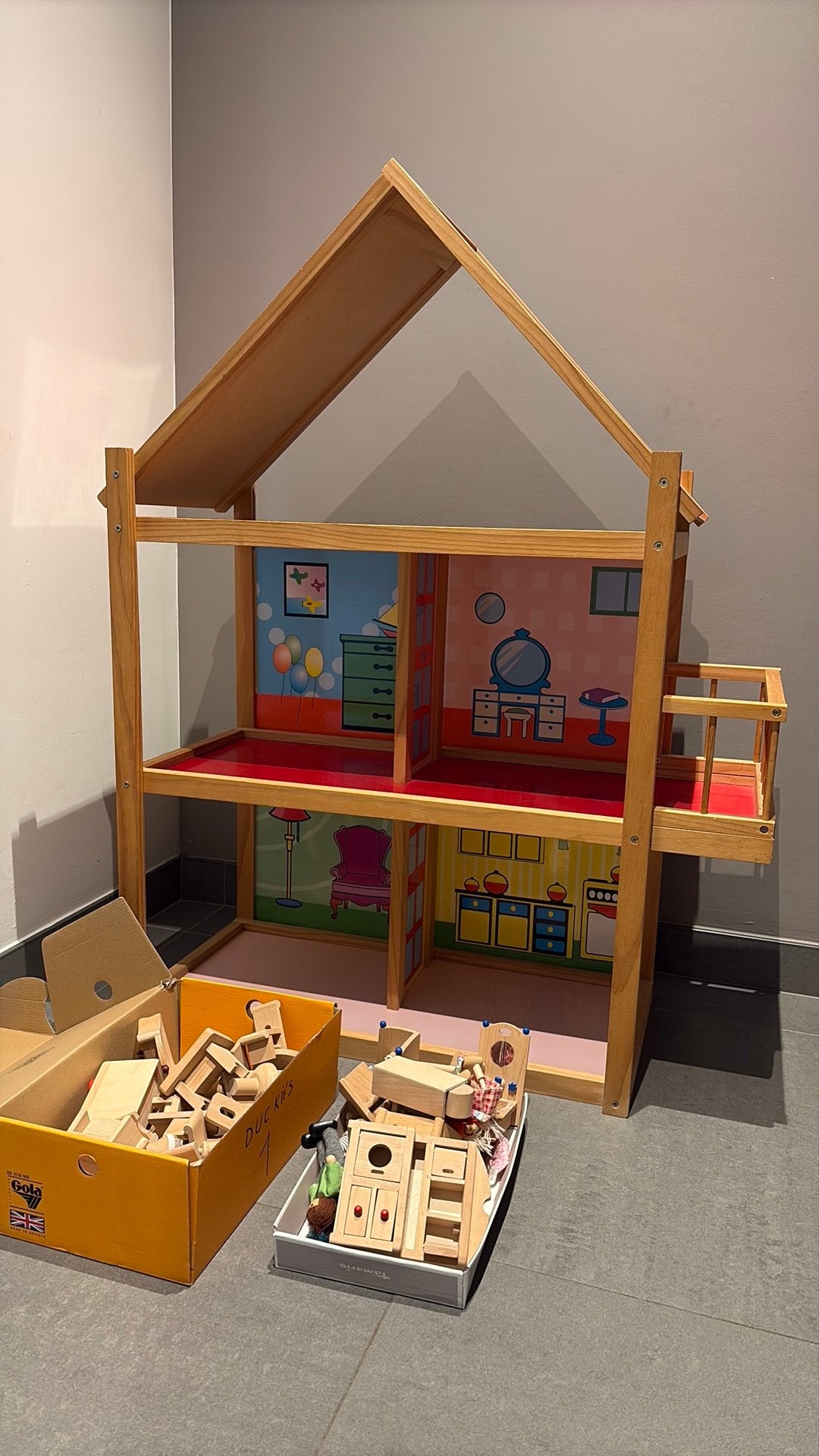 Houten poppenhuis met veel accessoires, prima staat, Kinderen en Baby's, Speelgoed | Poppenhuizen, Ophalen, Zo goed als nieuw