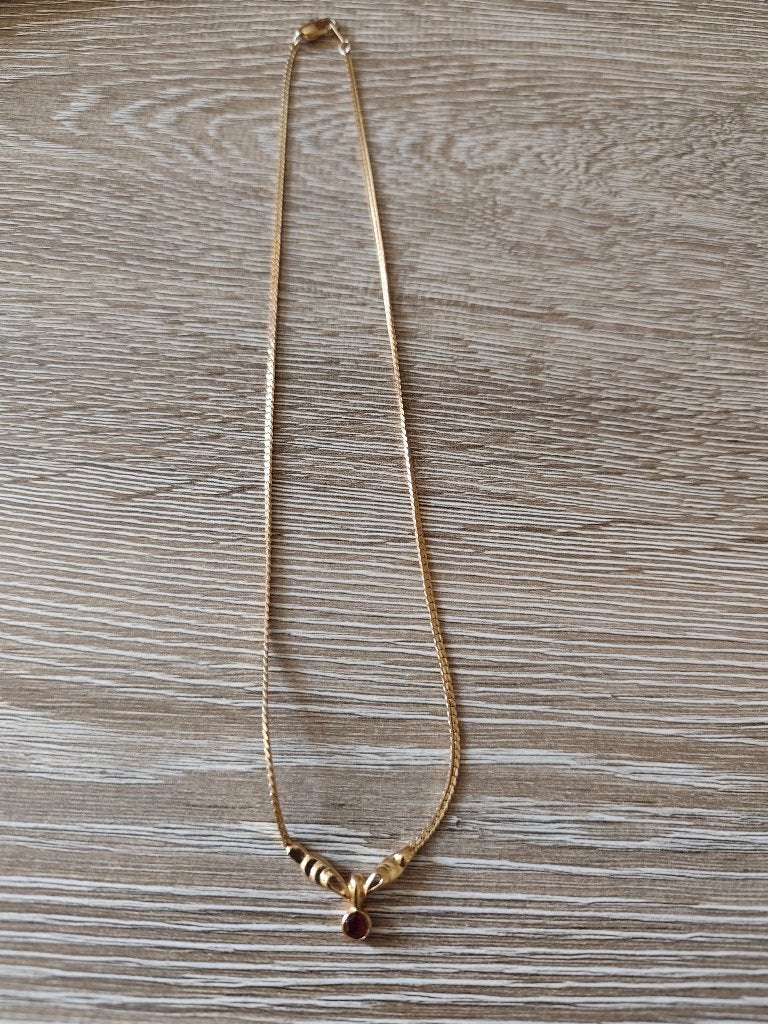 Collier de fantaisie avec perle rouge bordeau., Bijoux, Sacs & Beauté, Enlèvement, Comme neuf, Rouge, Autres matériaux