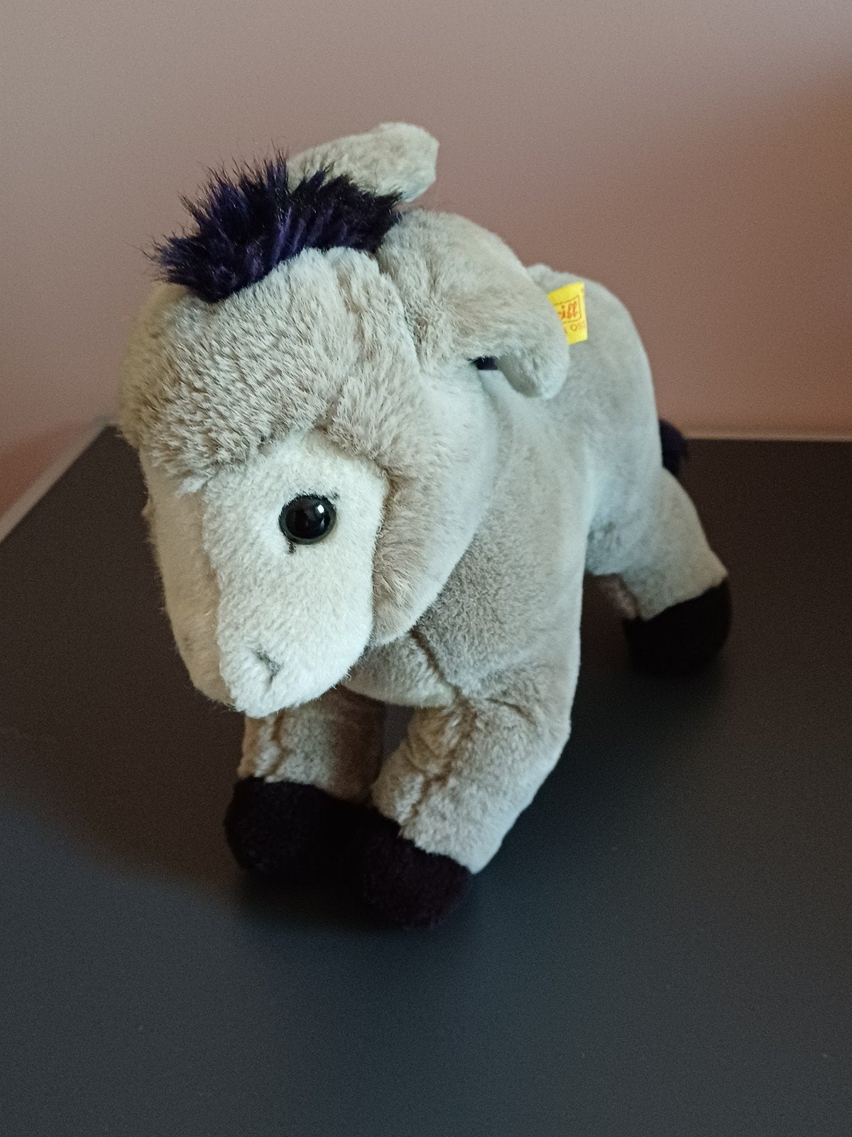 Ezeltje van Steiff met knopje en vaantje
Hoogte 29cm breedte, Antiek en Kunst, Ophalen of Verzenden