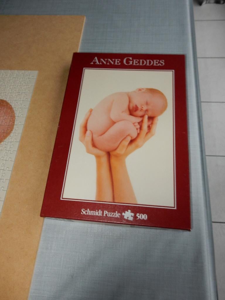 nr.596 - Puzzel: baby in hands - 500 stukjes, Hobby en Vrije tijd, Denksport en Puzzels, Ophalen of Verzenden, 500 t/m 1500 stukjes
