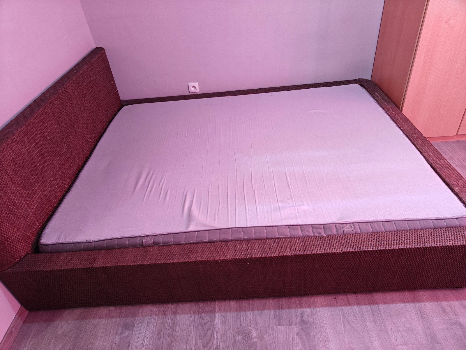 Cadre en métal pour lit double Ikea. En très bon état, Enlèvement