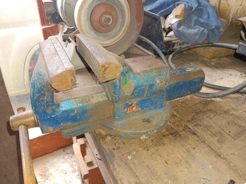 Etau, Bricolage & Construction, Enlèvement