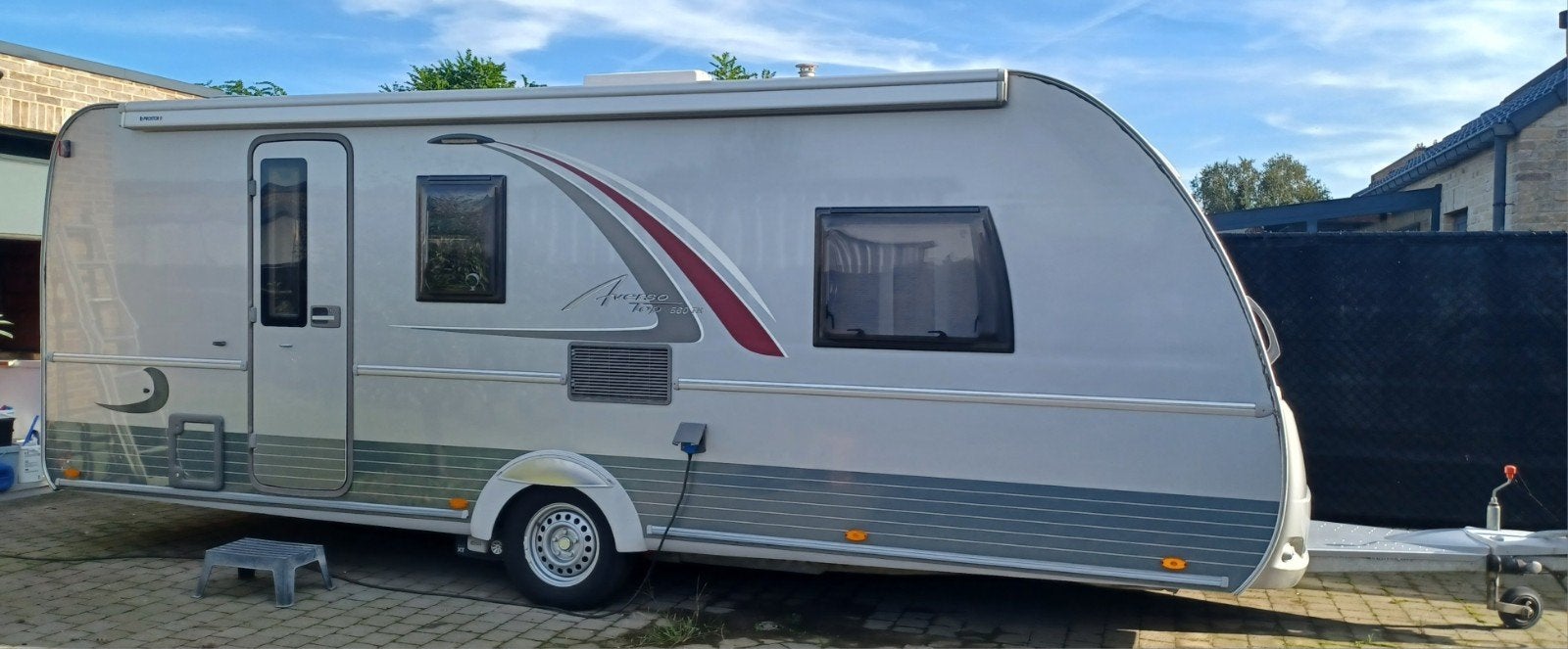 Burstner Averso Top - 560TK, Rondzit, Vast bed, Microgolfoven, 7 tot 8 meter