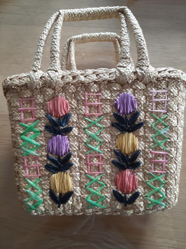 Corbeille vintage en osier avec fleurs — Décoration de Pâque, Enlèvement ou Envoi